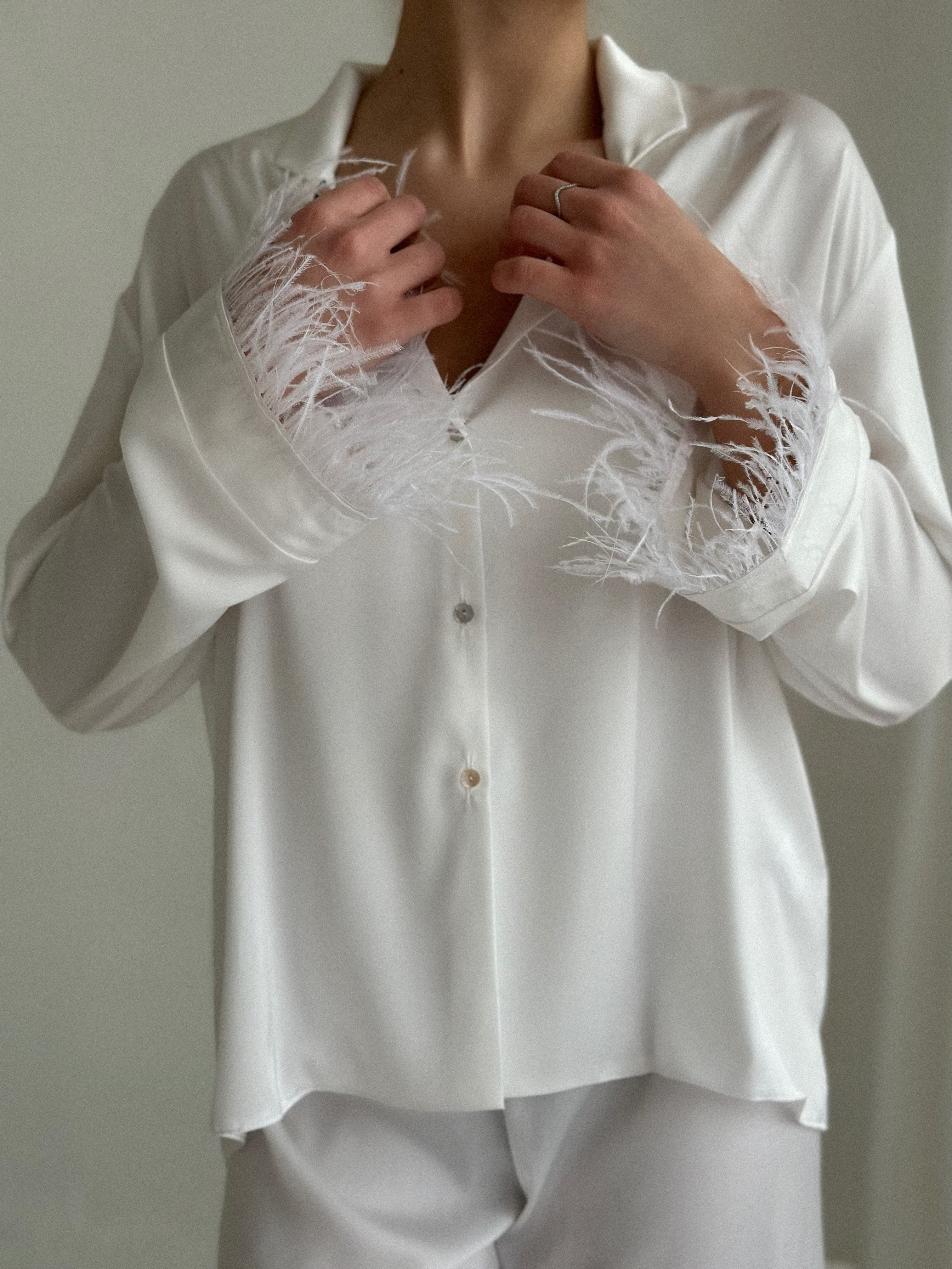 <tc>White pajama set with shorts and feathers</tc>