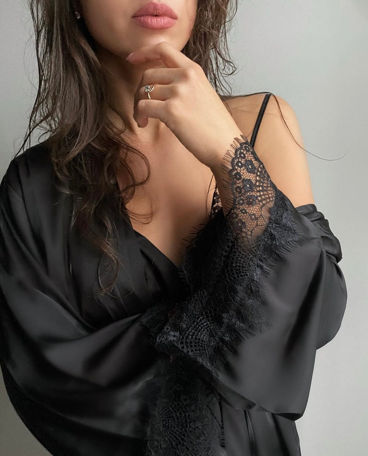 <tc>Black robe with lace</tc>