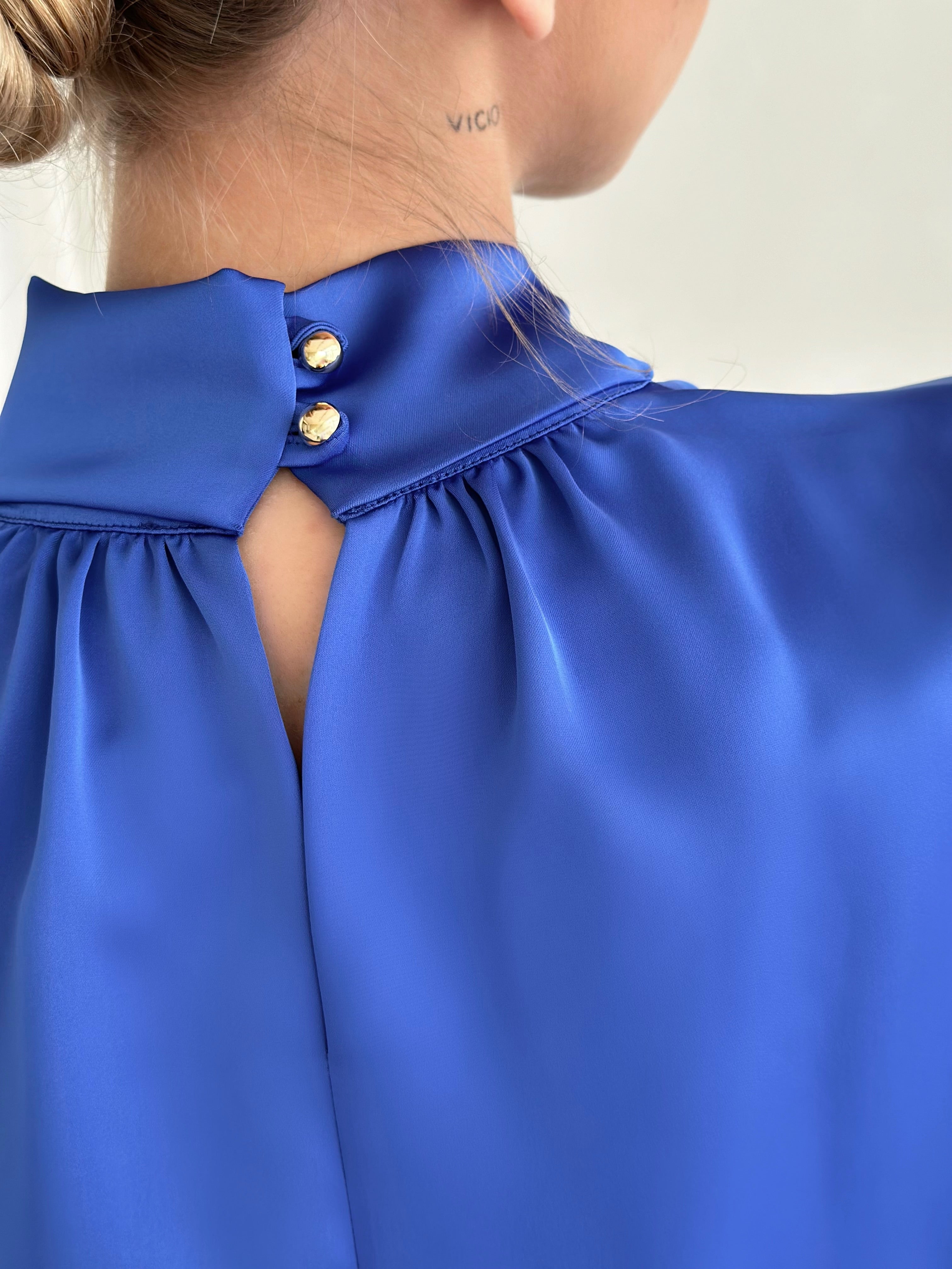 <tc>Silk blouse in blue color</tc>