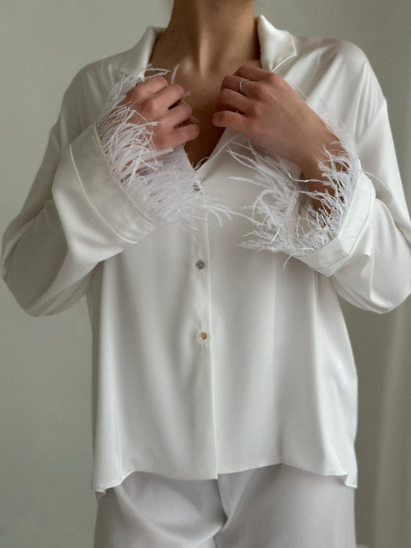 <tc>White pajama set with pants and feathers</tc>