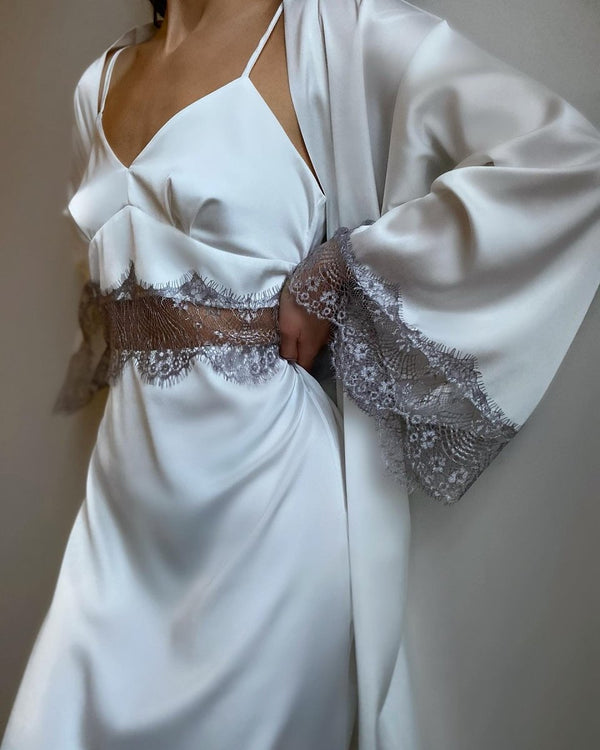 <tc>White nightgowns with embroidery</tc>